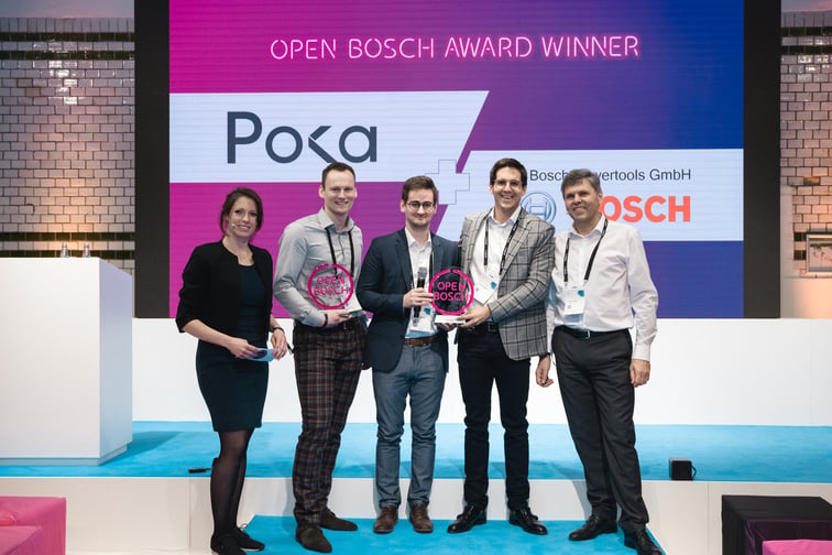 Les fondateurs de Poka acceptent le prix Open Bosch Award.